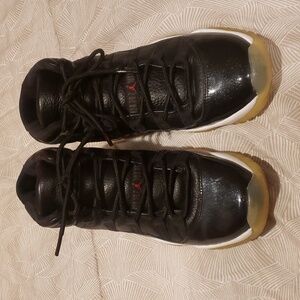 Jordan 11 retro mid sneaker size 6Y